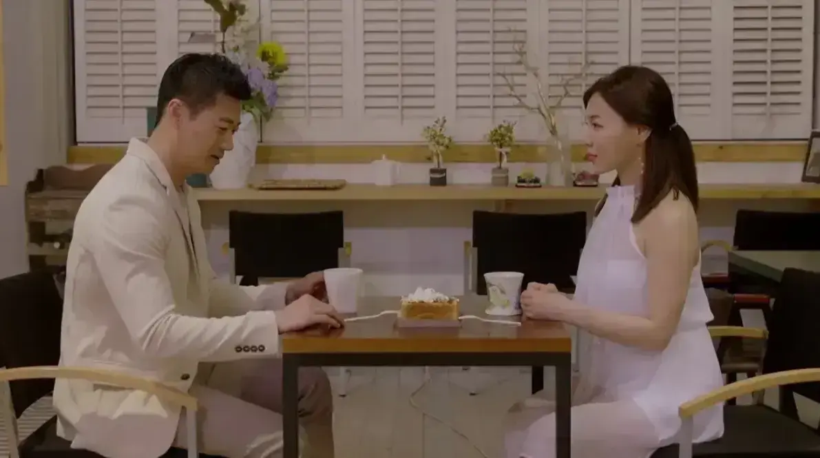 韩国电影《邻居家妻子》高清未删减1080P韩语中字百度网盘夸克迅雷下载-我邻居的老婆揭示乏味婚姻中的情感越界-邻居家妻子完整版在线观看
